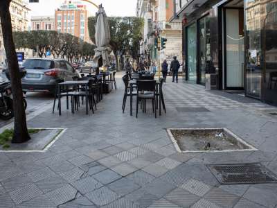 Storico punto di ritrovo della �Bari bene�, dopo una chiusura durata cinque anni (per via della morte del gestore) ha riaperto nel 2018 per tornare ad offrire il �caff� dei baresi�